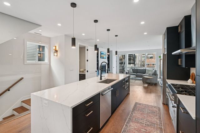 1536 W Chestnut Street B, Chicago, IL 60642