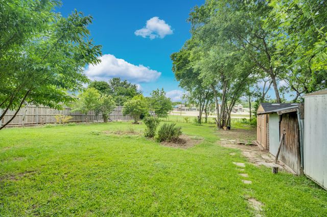 207 N Lyndalyn Avenue, Desoto, TX 75115