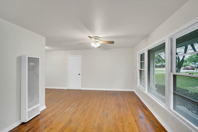 207 N Lyndalyn Avenue, Desoto, TX 75115