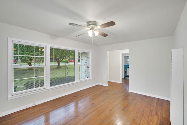 207 N Lyndalyn Avenue, Desoto, TX 75115