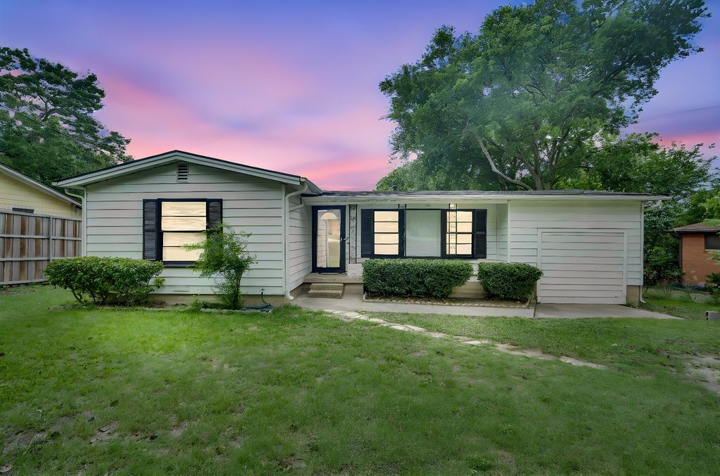 207 N Lyndalyn Avenue, Desoto, TX 75115