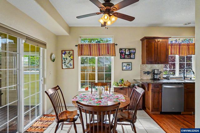 860 N 2nd St, Silverton, OR 97381