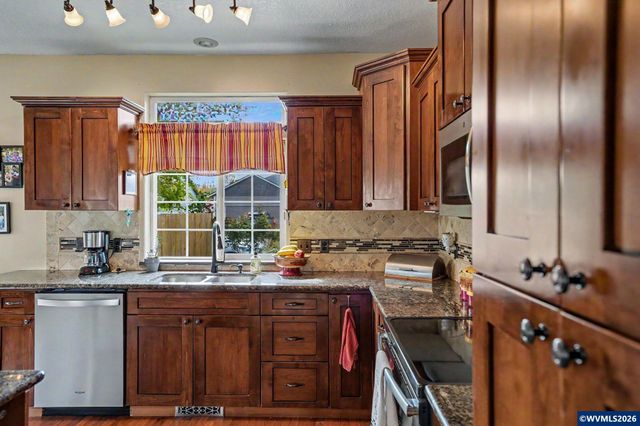 860 N 2nd St, Silverton, OR 97381