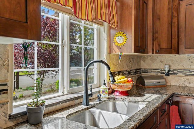 860 N 2nd St, Silverton, OR 97381