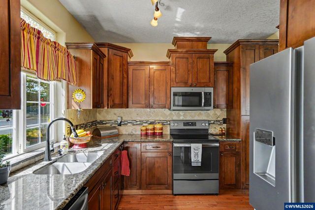 860 N 2nd St, Silverton, OR 97381