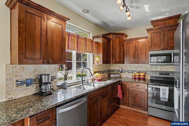860 N 2nd St, Silverton, OR 97381