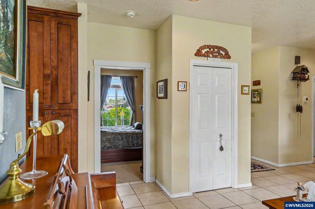 860 N 2nd St, Silverton, OR 97381