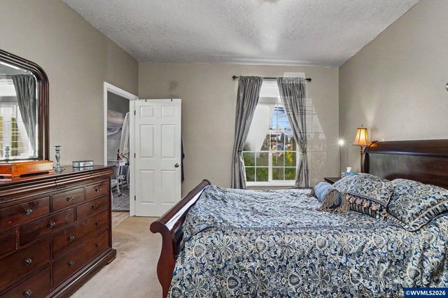 860 N 2nd St, Silverton, OR 97381