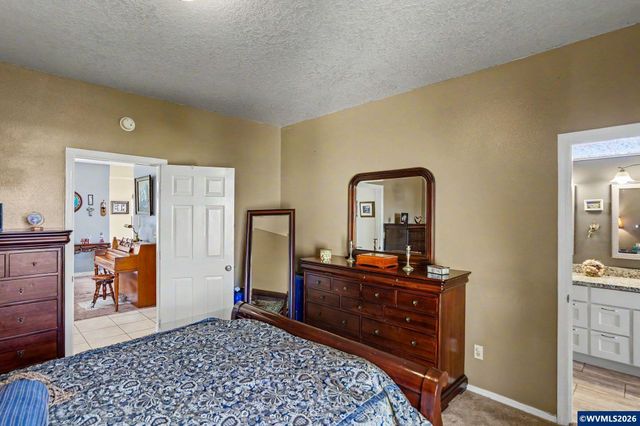 860 N 2nd St, Silverton, OR 97381