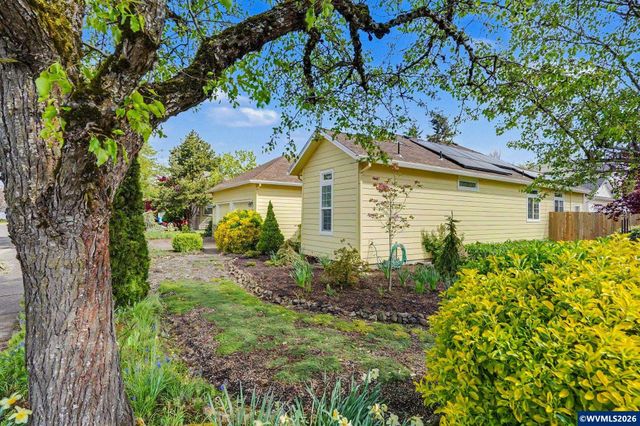 860 N 2nd St, Silverton, OR 97381