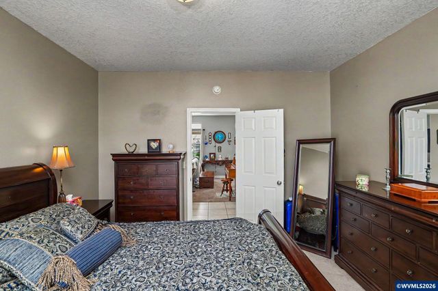 860 N 2nd St, Silverton, OR 97381