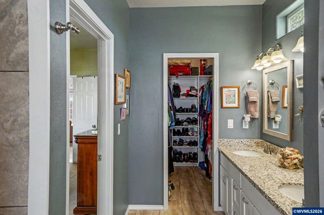 860 N 2nd St, Silverton, OR 97381