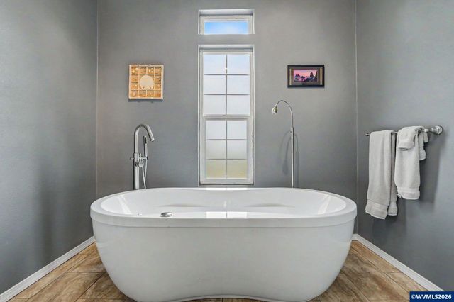 860 N 2nd St, Silverton, OR 97381