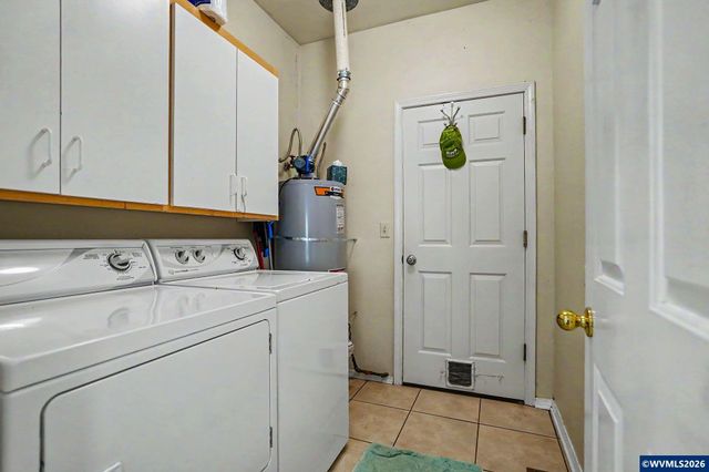 860 N 2nd St, Silverton, OR 97381