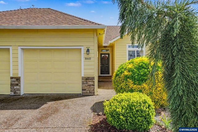 860 N 2nd St, Silverton, OR 97381