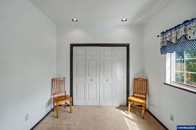 860 N 2nd St, Silverton, OR 97381