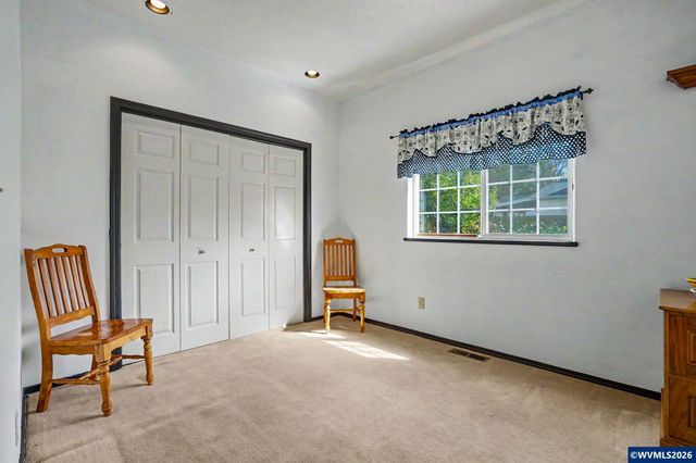 860 N 2nd St, Silverton, OR 97381