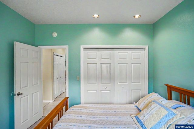 860 N 2nd St, Silverton, OR 97381