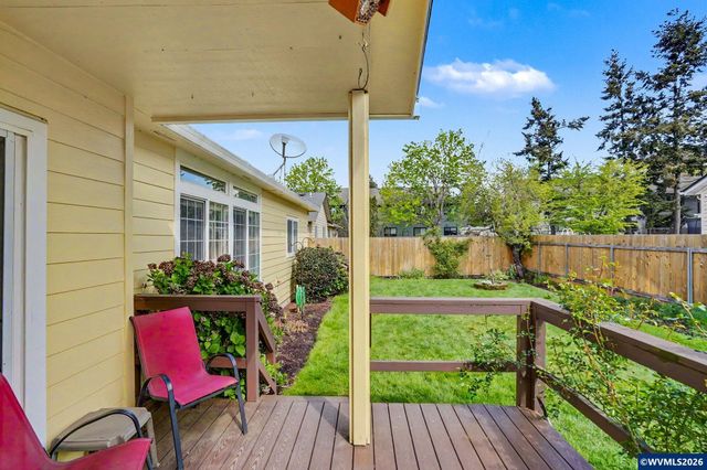 860 N 2nd St, Silverton, OR 97381