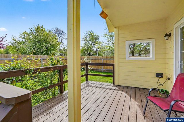 860 N 2nd St, Silverton, OR 97381