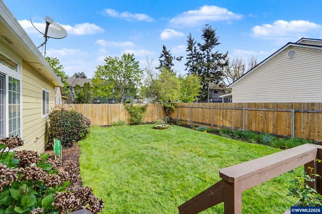 860 N 2nd St, Silverton, OR 97381