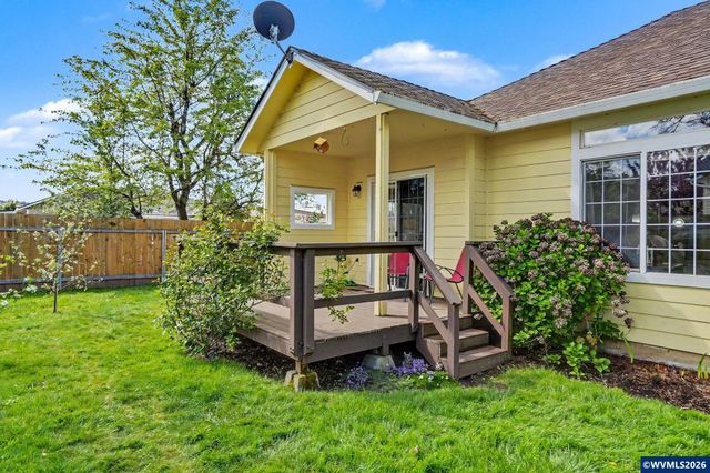 860 N 2nd St, Silverton, OR 97381
