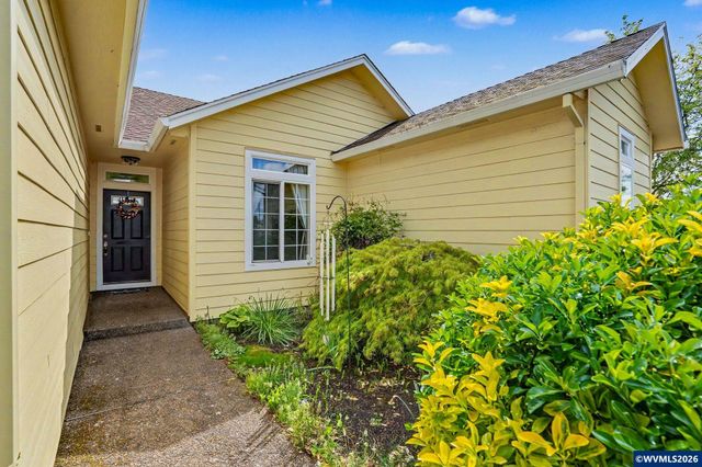 860 N 2nd St, Silverton, OR 97381