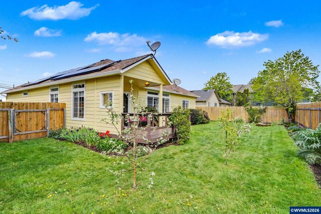 860 N 2nd St, Silverton, OR 97381
