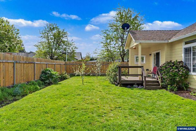 860 N 2nd St, Silverton, OR 97381