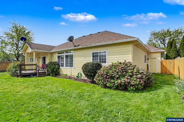 860 N 2nd St, Silverton, OR 97381