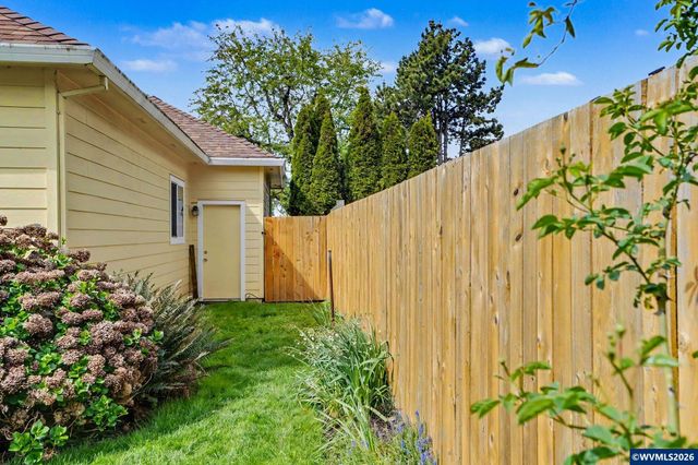 860 N 2nd St, Silverton, OR 97381