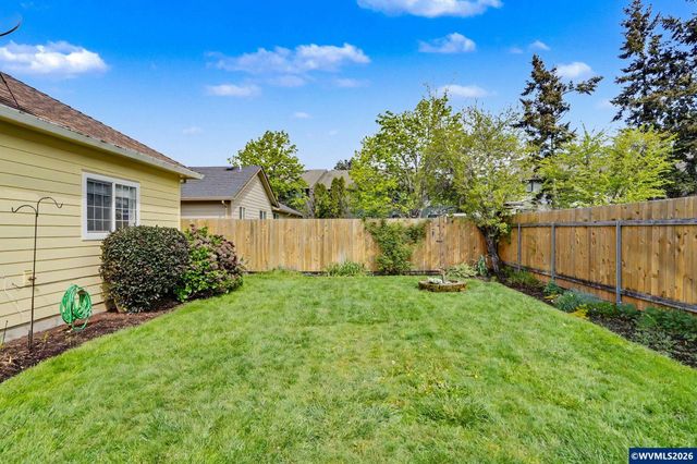 860 N 2nd St, Silverton, OR 97381