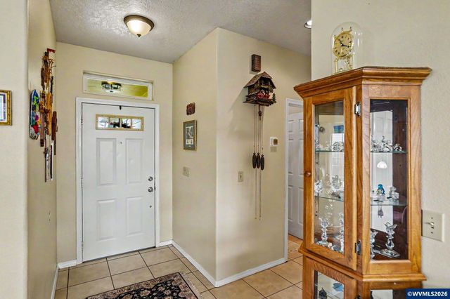 860 N 2nd St, Silverton, OR 97381