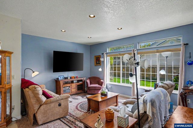 860 N 2nd St, Silverton, OR 97381