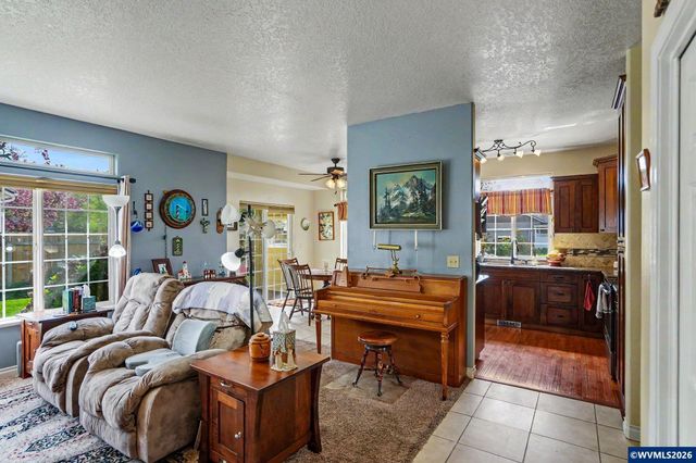 860 N 2nd St, Silverton, OR 97381