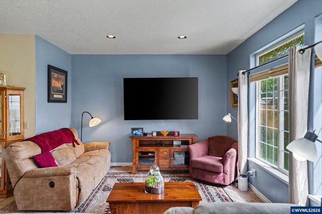 860 N 2nd St, Silverton, OR 97381