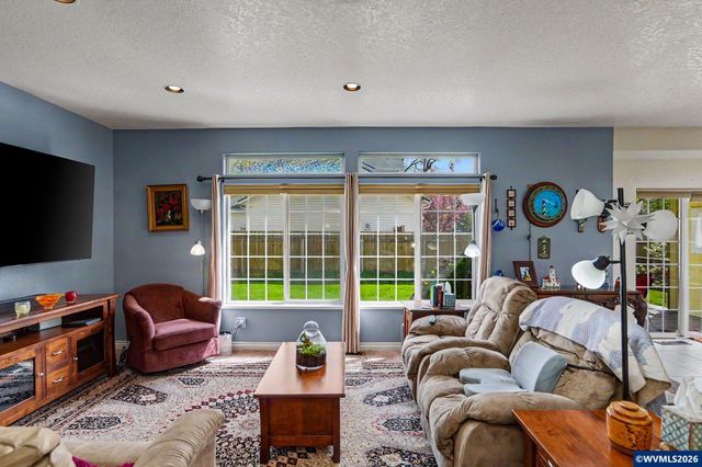 860 N 2nd St, Silverton, OR 97381