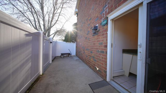 460 Old Town Road 24H, Port Jefferson Station, NY 11776