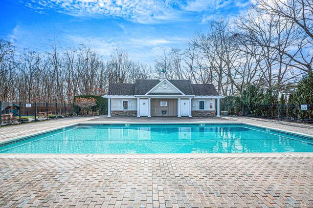 460 Old Town Road 24H, Port Jefferson Station, NY 11776