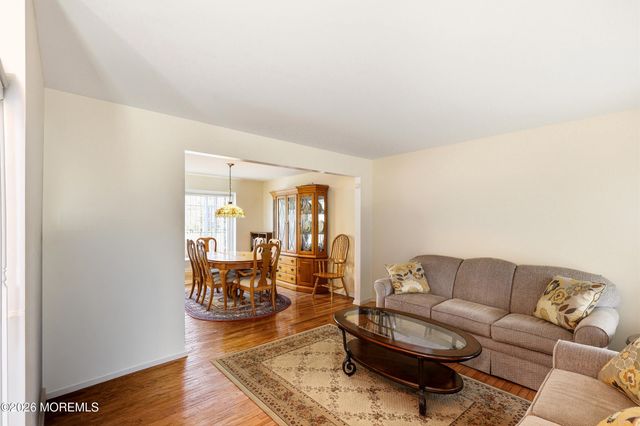 7 Dove Mill Cres, Jackson, NJ 08527