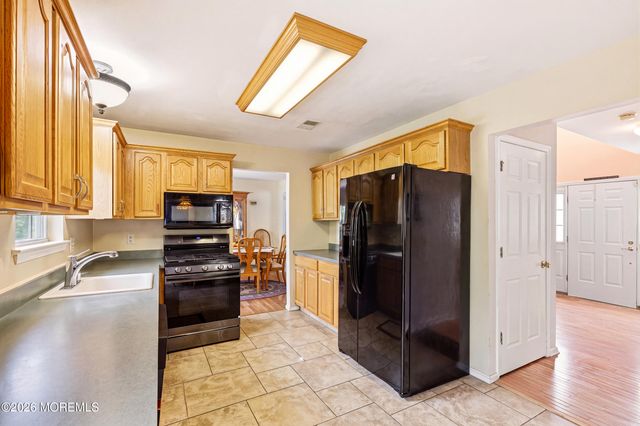 7 Dove Mill Cres, Jackson, NJ 08527