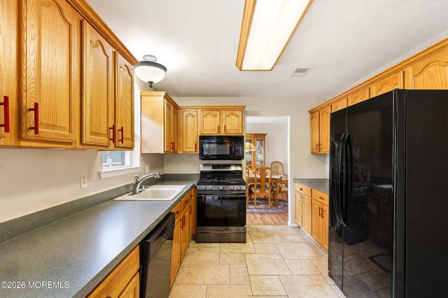 7 Dove Mill Cres, Jackson, NJ 08527