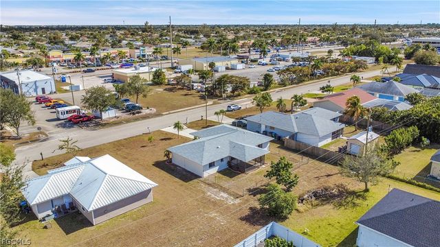 2122 SW Santa Barbara PL, Cape Coral, FL 33991