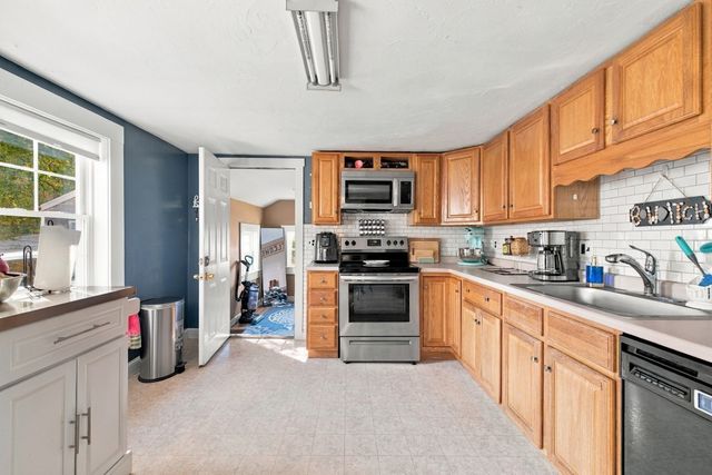 5 Red Ln, Taunton, MA 02718