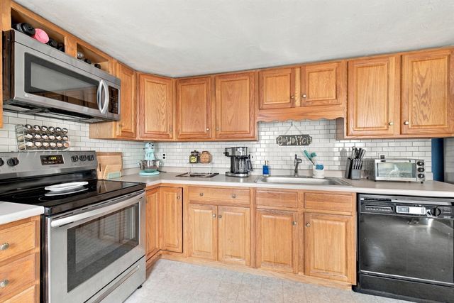 5 Red Ln, Taunton, MA 02718