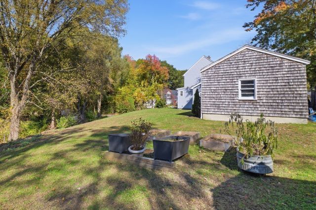 5 Red Ln, Taunton, MA 02718