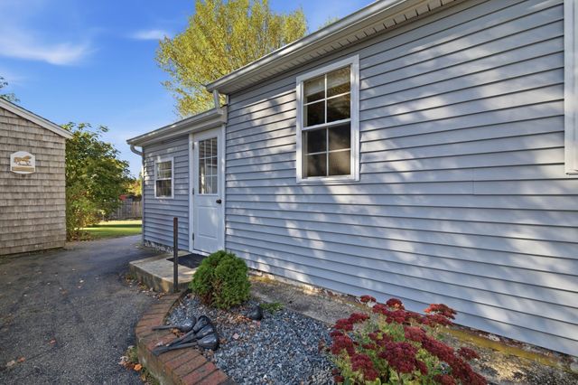 5 Red Ln, Taunton, MA 02718
