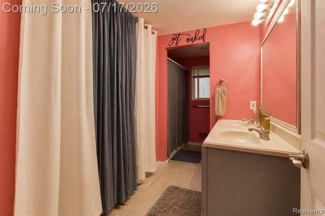 5535 Lake Vista Drive, Waterford, MI 48327