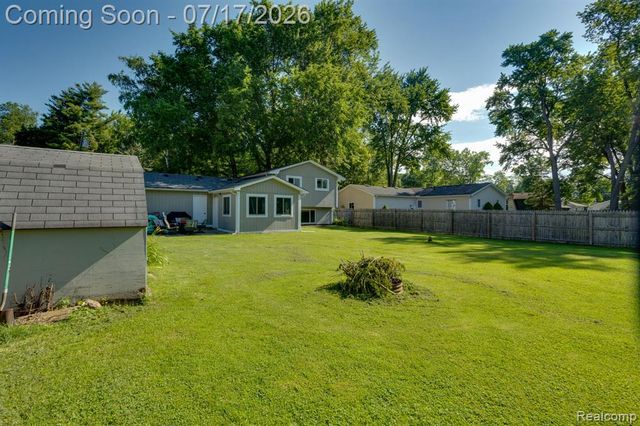 5535 Lake Vista Drive, Waterford, MI 48327