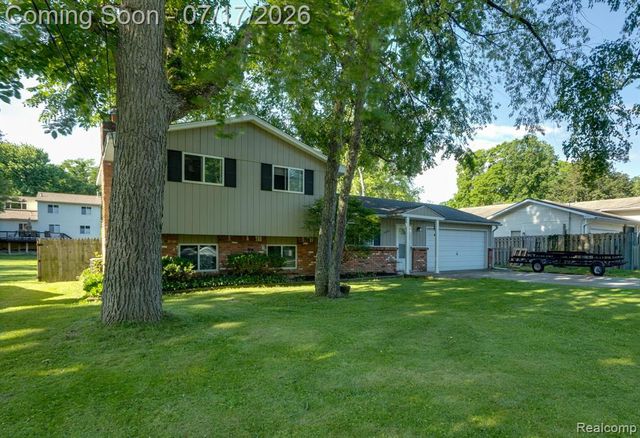 5535 Lake Vista Drive, Waterford, MI 48327